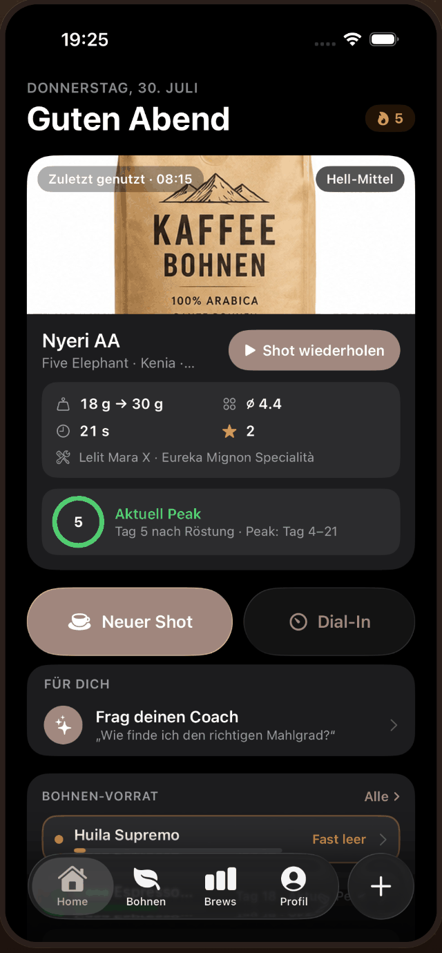 BrewPilot-Startseite: letzter Shot mit Rezept, Frische-Status „Aktuell Peak“ und Bohnen-Vorrat.