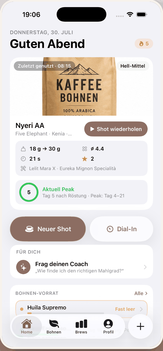 BrewPilot-Startseite: letzter Shot mit Rezept, Frische-Status „Aktuell Peak“ und Bohnen-Vorrat.